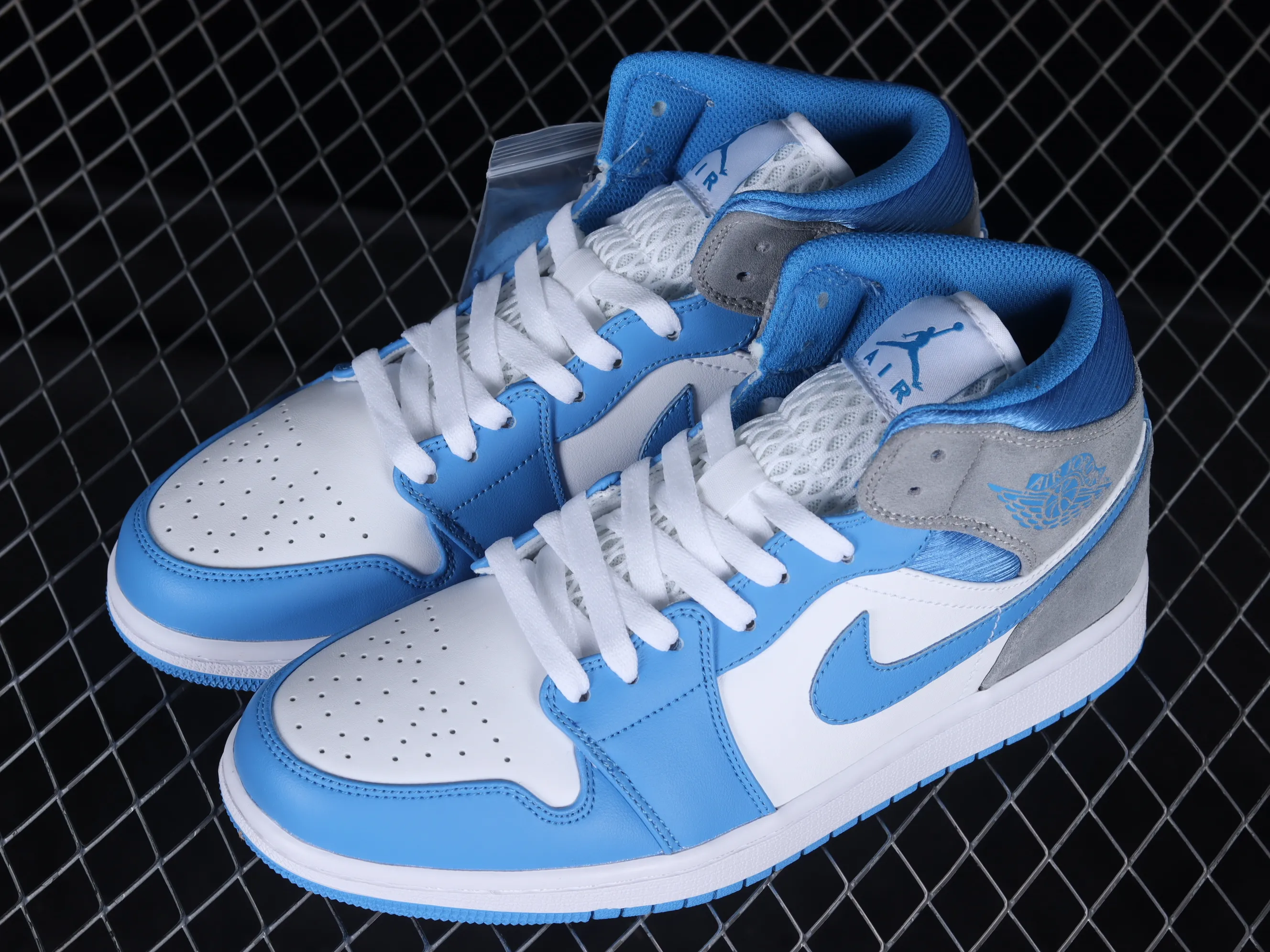 All categories Air Jordan Jordan series basketball shoes Air Jordan 1 Mid Air Jordan 1 Mid "University Blue" AJ1 Joe 1 gray North Carolina color China basketball shoes DX9276-100
